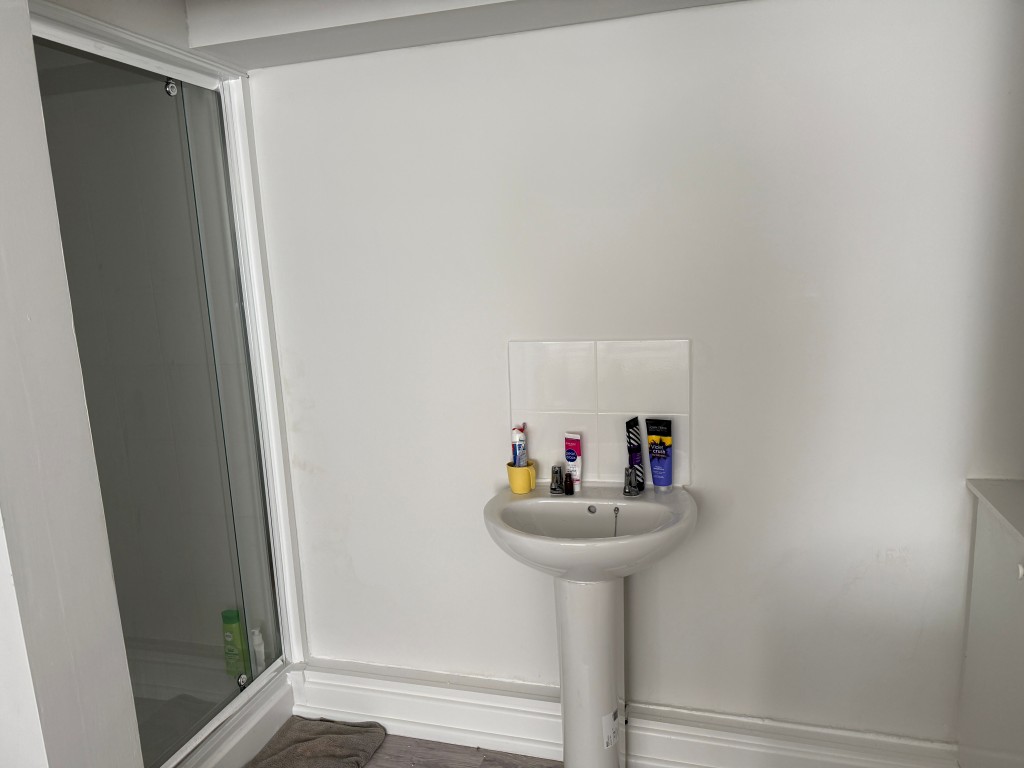 Lot: 143 - PATIO FLAT ON SEAFRONT - En suite with shower cubicle and sink